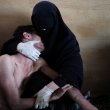 Samuel Aranda, People in the News, 1st prize singles, 2012. Fatima al-Qaws cradles her son Zayed (18), who is suffering from the effects of tear gas after participating in a street demonstration, in Sanaa, Yemen, on 15 October