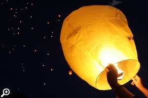 Запуск небесных фонариков на Стрелке Васильевского острова