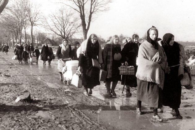 Немецкие женщины и дети возвращаются к своим домам. Восточная Пруссия.  1945 год 