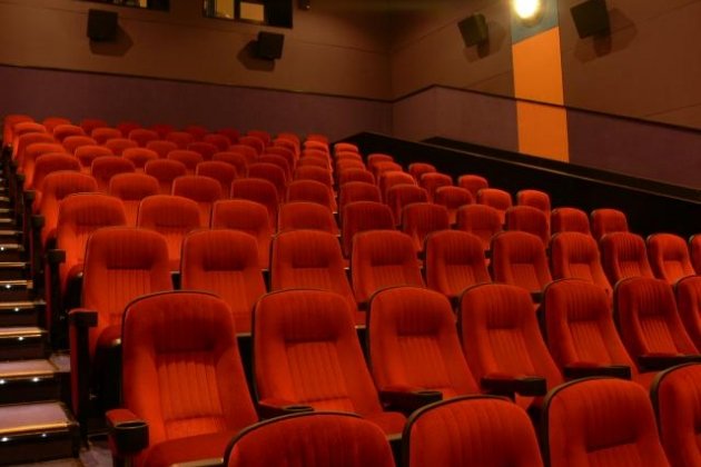 Кинотеатр с большими креслами