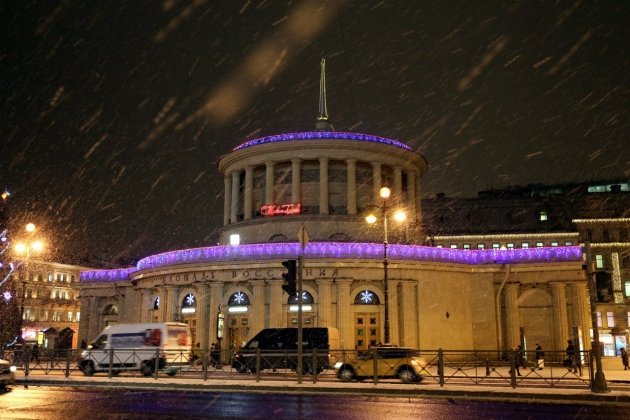 Площадь восстания гостиный двор метро