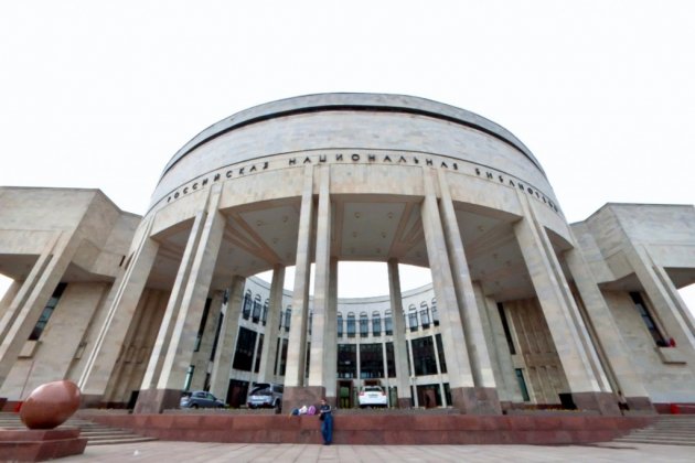 Перед зданием Российской национальной библиотеки споют песню про Крейсер Аврору