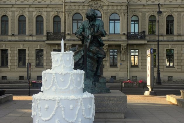 Петербургский художник поздравил Петра I с днем рождения огромным тортом