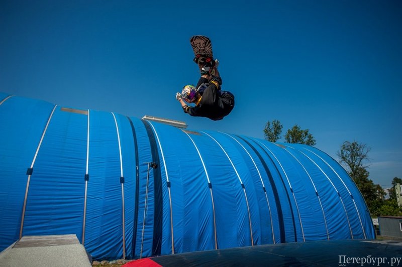 Затяжной прыжок: где позаниматься на спортивном батуте в Петербурге