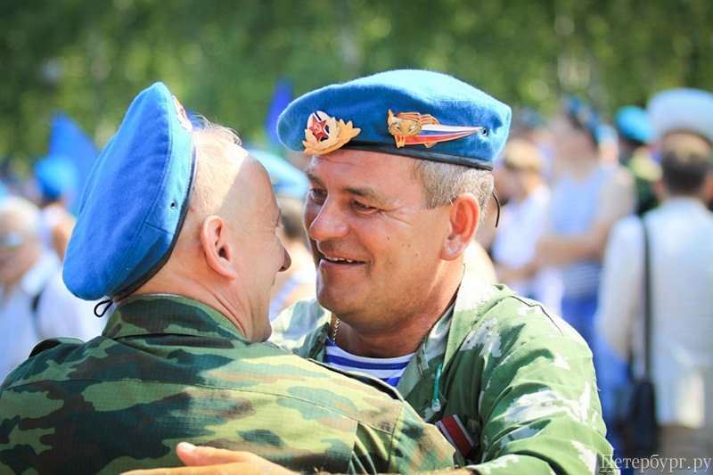 Набекрень береты голубого цвета: День ВДВ в Петербурге